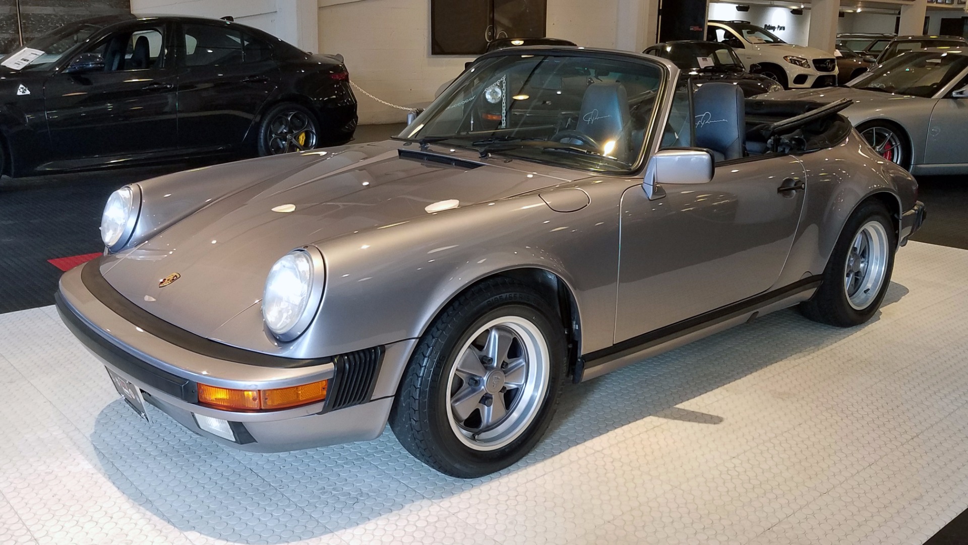 KK Scale 1/18 - Porsche 911 Carrera Cabriolet 3.2 1988 (Commemorative Ed) - Diecast Silver